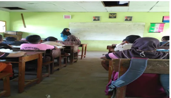 FOTO KEGIATAN PEMBELAJARAN  DENGAN METODE PROBLEM SOLVING  GURU SEDANG MENJELASKAN MATERI 