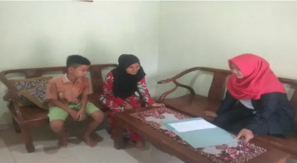 Foto wawancara dengan orangtua (Ibu Mulyani) dan anak (Ibrahim) 