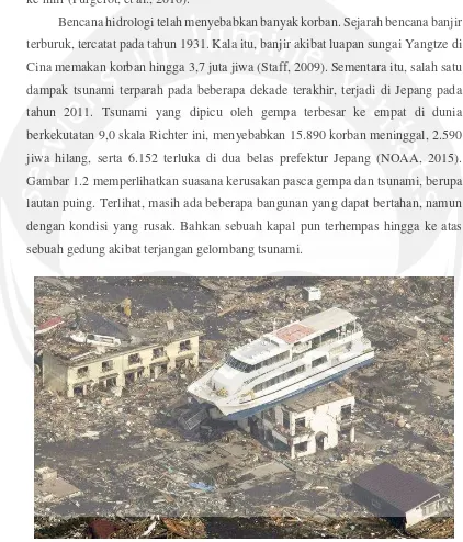Gambar 1.2 memperlihatkan suasana kerusakan pasca gempa dan tsunami, berupa 