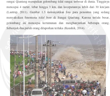 Gambar 1.3. Tidal bore Sungai Qiantang menerjang para penonton. 