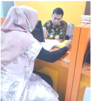 Foto 2. Wawancara dengan Karyawan PT. BPRS Kotabumi   KC Bandar Lampung 