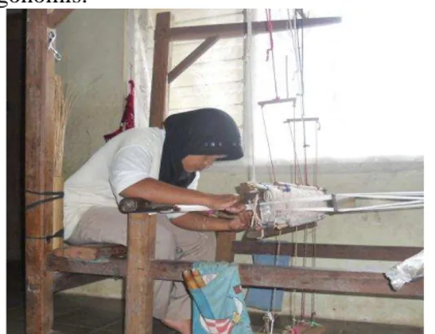 Gambar 1. Pekerjaan Menenun Pandai Sikek  Selain  itu  posisi  operator  yang  bekerja  berada  pada  permukaan  duduk  yang  terlalu  tinggi  sehingga  menyebabkan  timbulnya  hambatan  dalam  sikulasi  darah