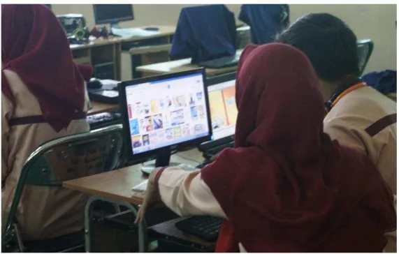 Gambar 9. Siswa yang mencari informasi atau contoh dari internet 