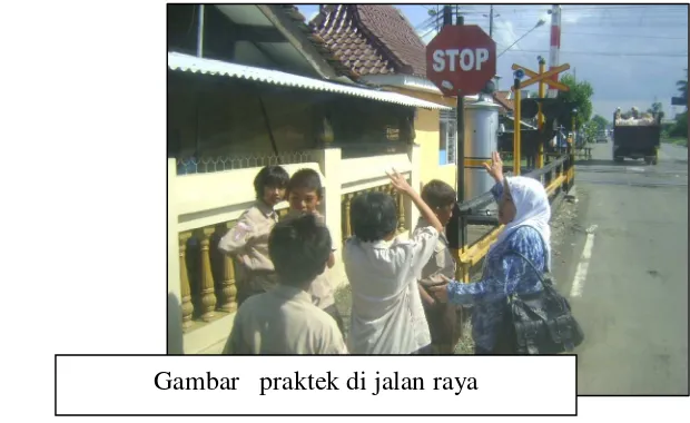 Gambar   praktek di jalan raya 