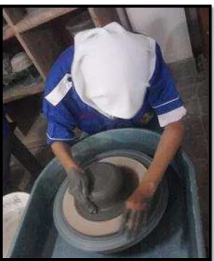 Gambar V: Tahap Centering pada Pembentukan  Keramik Teknik Putar Centering (Sumber: Dokumentasi Agung Sulistyo, Mei 2014) 
