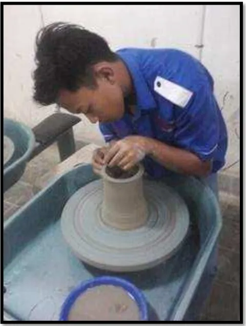 Gambar VI: Tahap Forming pada Proses Pembentukan  Keramik Teknik Putar Centering 