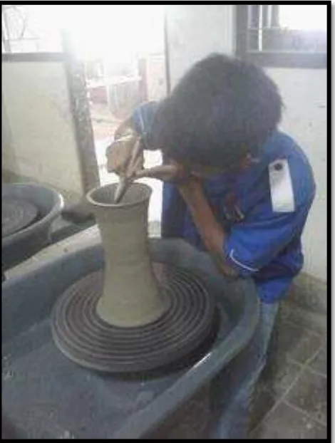 Gambar VII:  Tahap Trimming pada Pembentukan Keramik  Teknik Putar Centering (Sumber : Dokumentasi Agung Sulistyo, Mei 2014) 