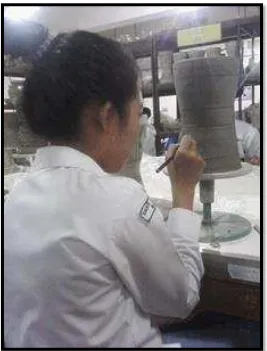 Gambar VIII:  Proses Siswa Menorehkan Gambar pada Permukaan Keramik (Sumber : Dokumentasi Agung Sulistyo, Mei 2014)  