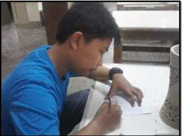 Gambar IX: Proses Siswa sedang Menggambar Motif pada Kertas (Sumber: Dokumentasi Agung Sulistyo, Mei 2014)  
