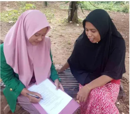 Foto 5. Wawancara dengan Ibu Ida, selaku pelaku walimatul ‘ursy   di Desa Tulung Aman 
