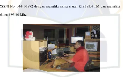 Gambar 4. Studio Siaran KISI FM dan Reza sebagai penyiar Voice of Islam 