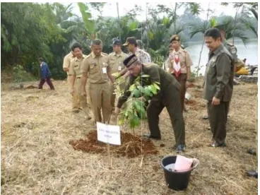 Gambar 6 Penanamanan pohon oleh Walikota