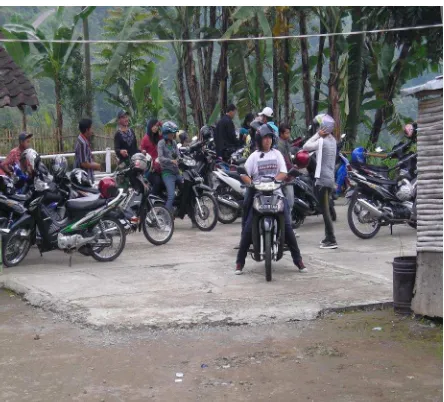 Gambar. 1. Jalan menuju pintu masuk obyek wisata air terjun Jumog (Sumber : Dok. Pribadi 13 Juni 2009 ) 