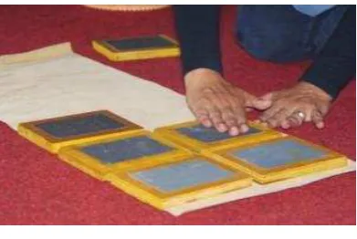 Gambar 3. 5 Melatih Perabaan tekstur 