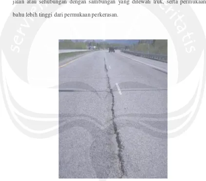 Gambar 2.5 Retak Sambungan Jalan (Lane Joint Cracks)