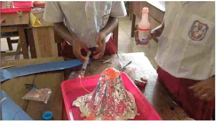 Figure 4: A group of students demonstrated the model of volcanic eruption 