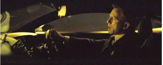 Gambar 3.1: James Bond menggunakan Sony Xperia Z5 ketika menghubungi Moneypenny (asisten M) dalam adegan Spectre 