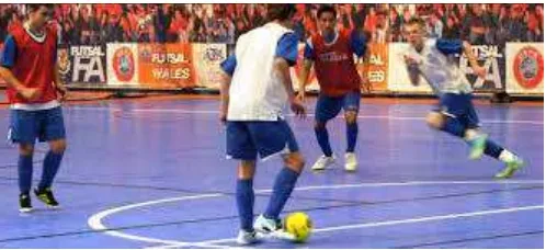 Gambar  5. Teknik tahan bola menggunakan kaki bagian dalam  Sumber: http://www.holisticsoccer.com/futsal.tml