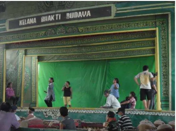 Gambar 9. Kegiatan latihan kethoprak tobong “Kelana Bhakti Budaya” (Dokumentasi: Yoqta, 2014) 