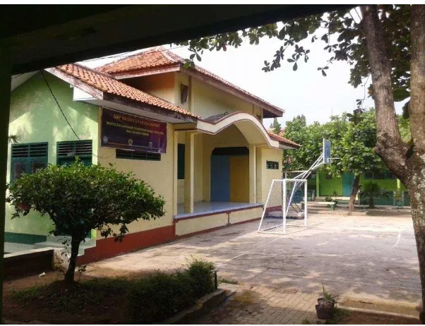 Gambar XL. SMP Negeri 2 Karanganyar Tampak Depan (Foto : Surya, Maret 2016) 