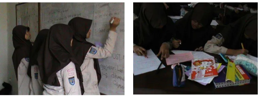 Figure 8. The students actively write their discussion result on the whiteboard. 