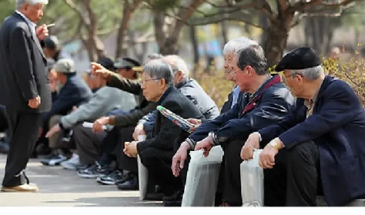 [그림 2-5] 벤치가 사라져 종묘공원 길거리에 모여 앉아있는 노인들의 모습  자료: 연합뉴스_2011.06.17.