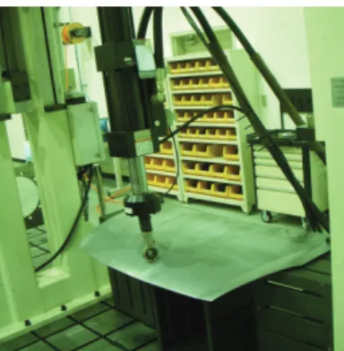 Table 2 Specifications and results for hood  Conditions  Values  Results  Bending stiffness (㎜)  3↓  2.7  Torsion stiffness (㎜)  15↓  12.8  4.2  시제품  평가  본   논문에서는  완성된  시제품의  성능에  대한  타당성   검토를  위해  중량  측정에  의한  경량화  평 가와   강성시험을  수행하였다