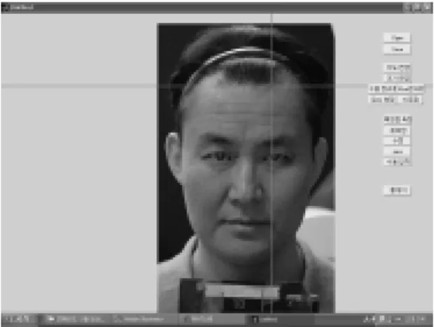 Fig.  1.  안면특징측정프로그램③ 촬영 시에는 기존의 실내조명을 미리 모두 켜놓아 피검자의 명순응상태에서 찍는다.  눈을 찌뿌리지 않는 가급적 밝은 환경에서 조도의 변화가 적어야 눈을 깜박거리지 않는다