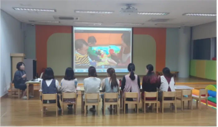 [그림  Ⅳ-1-3]  4회기  교육  ‘반응성  상호작용  실제2’  진행  모습