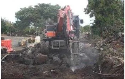 Fig.  3.8  Excavator  work  to  breaker