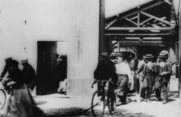 Fig. 1의 <공장의 출구 (Exciting the Factory)>에 서 근로자들이 퇴근하는 모습은 사실적으로 기록되 었지만 , 여기에서 공장의 출구는 단지 배경으로만 존 재할 뿐이었다 