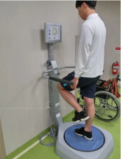 Fig.  2.  Vibration  Exercise Fig.  3.  Athletic  Single  Leg  Stability  Testing  (Biodex)1)  진동  운동  프로그램  시간  및 강도진동 운동은 선 자세 5분,  주춤 선 자세 5분,  발꿈치세운자세 5분,  앉아 상체 굽힌 자세 5분으로 총 20분을 실시하였다