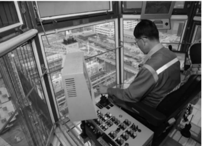 Fig. 2. Scene of a crane operator's work. 업자들은 고공에 달려있는 좁은 크레인 운전실 안에서 밑 의 대상물을 주시하기 위하여 목을 앞으로 굽히고 정적인  자세를 유지하고 작업을 한다 