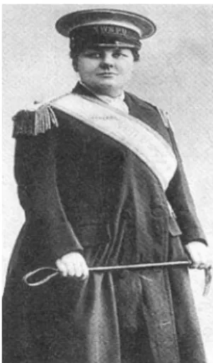 Fig. 2. Chanel의  군복풍  디자인, 1916 (Chanel-the Couturiere et