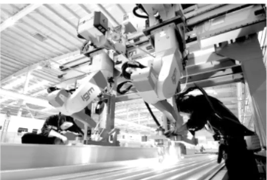 Fig. 3  Gantry system for MIG welding의 철도 차량 생산공장에서 지하철과 같은 일반 알루미늄 철도 차량의 생산과 병행하여 하루 5 량의 고속열차 생산능력을  보유하고  있다