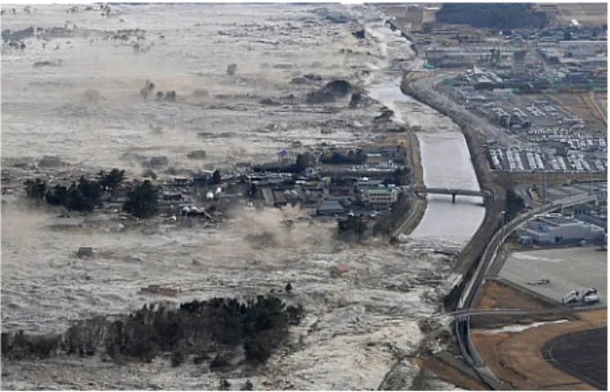 Fig. 3.  Map of the Tohoku earthquake  Fig. 4.  Damage from the Tohoku earthquake 정부의 대응책과 평가 ① 고베 대지진(한신아와지 지진)에 따른 대응과 평가 고베 대지진(한신아와지 지진)은 일본 사회에 일본 모든 지역에서 언제든지 이러한 대지진이 발생할 수 있다는 현대적인  재인식의 계기가 되었다