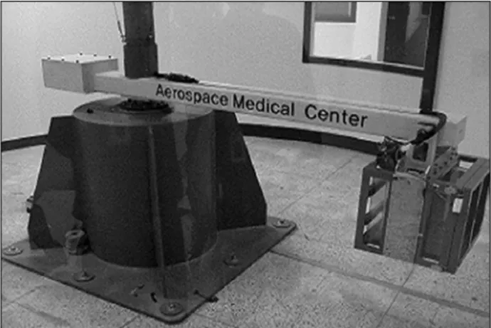 Fig.  1.  Animal  centrifuge  for  artificial  gravity.하여 골 생성을 유발하게 한다[8].  최근 기계적 자극의 일종인 진동을 이용한 연구가 활발히 진행되고 있다