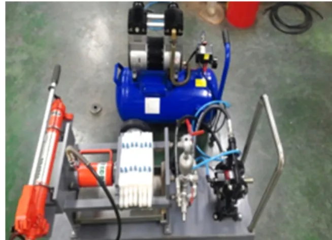 Table 1. Specification of lab. scale filter press dryer Equipment size (mm) Filter area(ea) Filter volume(L) Compressor pressure(HP) L1100×W400×H500 7 10 2 필터프레스  탈수기  운전은  여과포가  씌어진  2개의  여과 판을 이용하여 결합,  슬러지 압입,  압착,  탈착에 의한 순으 로 탈수가 이루어지게 되며,  슬러지가 여과포 사