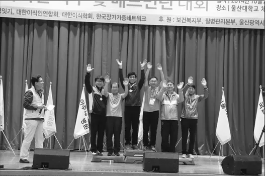 Fig. 2. Winners of badminton games  of  2014  Korea  Transplant  Games. 