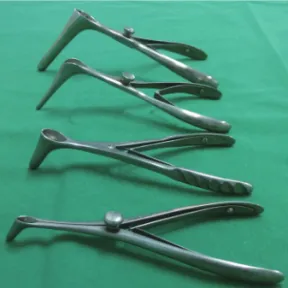 Fig. 1. Various nasal speculums used to dilate the nostril and sur- sur-gical tunnels.