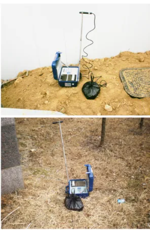 그림 11.  다단식 분산발파  장약상세도/뇌관배치/기폭순서도  (원연호 외, 1998). 그림 12.  계측기 설치 모습.  산발파의  제원과  장약,  뇌관배치,  기폭 순서도이다