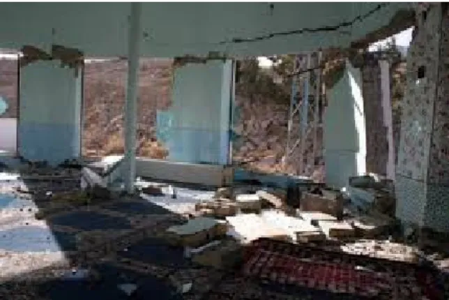 Fig. 2.  Seismic failure of masonry pier 료로 이용될 수 있을 것이다. 본 연구에서는 중층 비보강 조적식 구조물의 크기와 형상의 변화에 따른 지진 응답 및 손상의 변화를 조사하였다