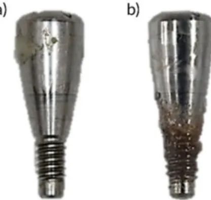 Figure 3. Macroscopic evaluation of carrier sustainability. (a) No residue and (b) residual agent visible at the subgingival part of healing abutment.