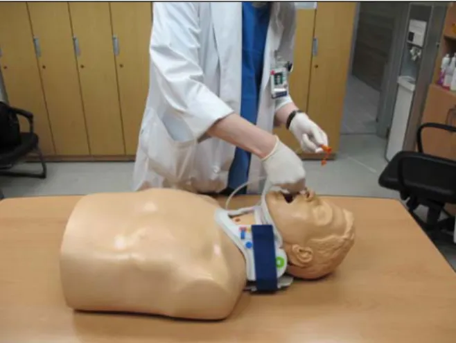 Fig. 1. Demonstration of nasogastric tube insertion with a mannequin.대상 및 방법 본 연구는 대상 환자의 보호자들 모두에게 서면 동의를 받았으며 연세대학교 임상시험 윤리위원회의 승인을 받고 시행하였다.1)  대상본 연구는 전향적 무작위 대조 연구로 1개 3차 대학병원 응 급의료센터에서  진행하였다