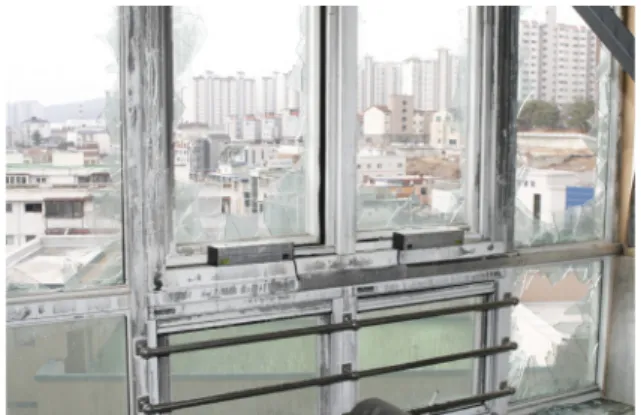 Figure 16. Malfunctioned smoke eliminating window of 7 th  floor. 화재 당시 모든 배연창은 잠금장치를 설치하여 작동하지 않 았다