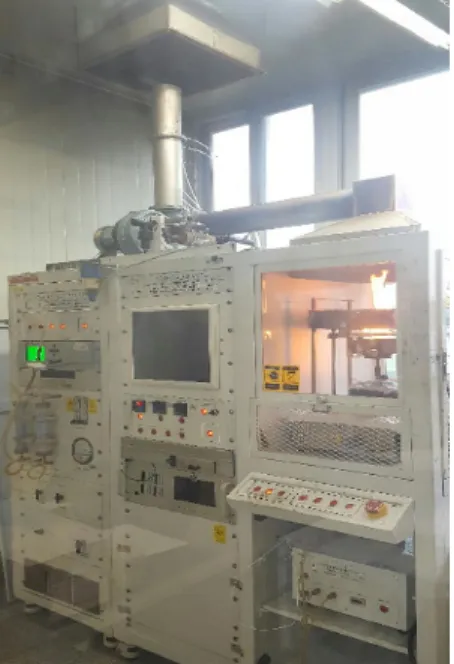 Figure 1. Cone Calorimeter.1.  서  론공장 및 창고 건축물에 널리 사용되는 샌드위치패널은 외부의 불연재료와 내부에 단열재료를 서로 접착시켜 샌드위치 형태로 제작되는 복합자재이다