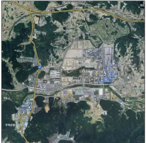Figure 2. Satellite photograph of study area다[3].  하지만 건축물의 안전성에 영향을 미치는 바람은 평균풍속이 아닌 태풍 등 최대풍속이므로 설계 시 임의의 지점에 대한 주풍향을 결정하는 것에는 많은 어려움이 있다.앞에서 살펴본 바와 같이 KBC 2009의 정성적인 설계기준과 현실적 어려움으로 인하여 설계풍속 산정시 필요한 지표면조도,  지형계수를 설계자마다 주관적으로 판단하고 있어 설계의 합리성에 큰 문제가 되고 있다