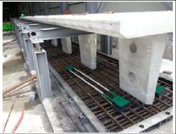 Fig.  4.  MDW  Reinforcement  and  formwork  installation  대안수립 시 가장 중점을 두어 검토한 사항은 현장에 서의 비계공사,  거푸집공사, 철근배근공사를 제거함으로 써 현장에서 발생할 수 있는 위험요소를 대폭 저감시킨 것이다
