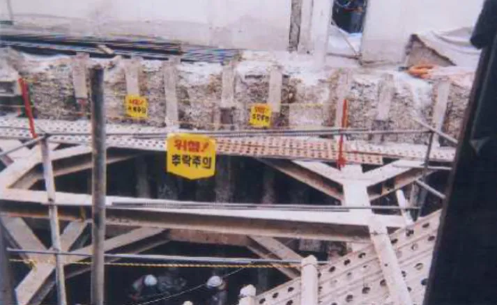 Figure 4. Fall risk and overturn risk of temporary material 4) 본 현장에서는 주변건물과의 이격거리 및 방향과 고 저 등을 감안하면 운동이 다소 제한된 타워크레인으 로는 사실상 작업이 매우 곤란하기 때문에 각도조절 및 작업반경의 조절이 용이한 지브크레인이 설치될 수밖에 없었다