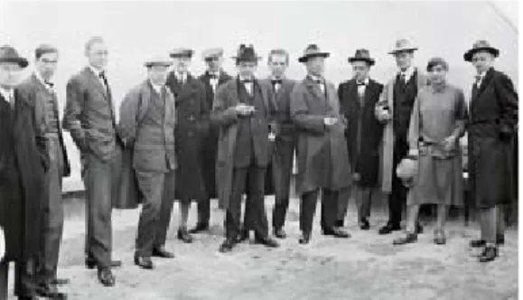 Fig. 1. Professors of The Bauhaus.인식하게  되었다.  가구디자인에서  사용자의  자연스러운  행위를  유발하는  어포던스의  개념이  디자인 요소로 적용되기 위해서는 디자인의 효시가 되는 이론적 배경과 사례연구가 필요하다
